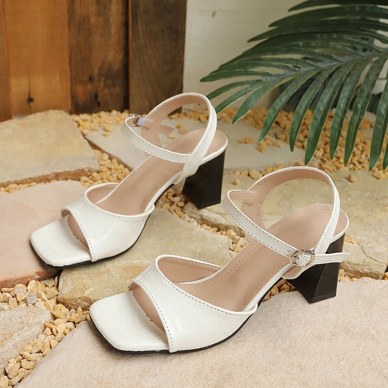 Square Toe Block Heel One Buck - Wide Fit Heels のレビューと価格