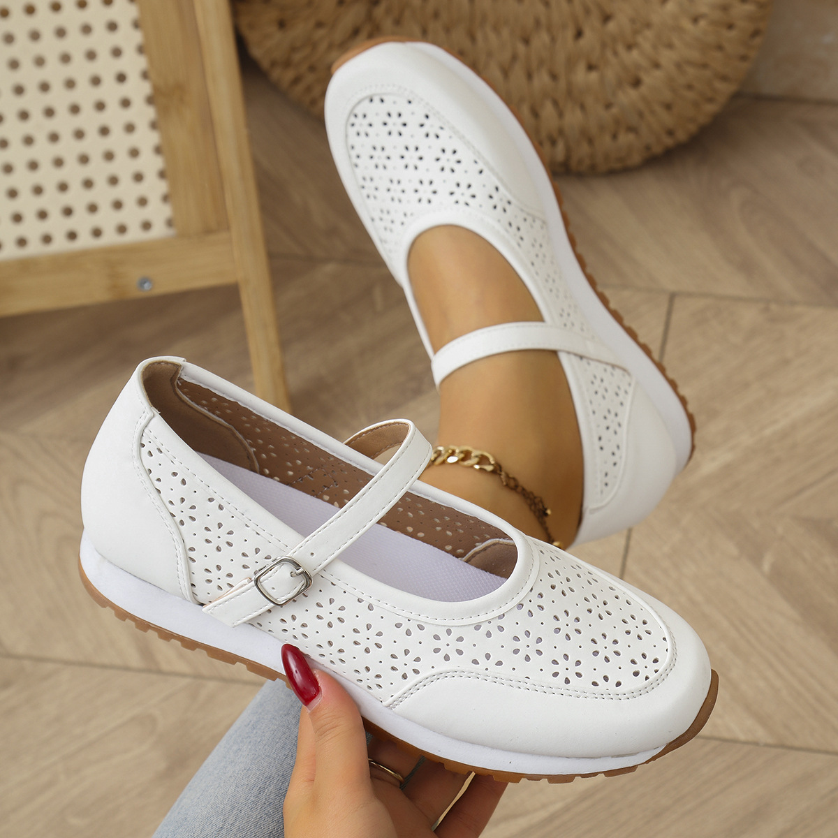 Women's Perforated Sneakers Su - Women Shoes Us To Eu のレビューと価格