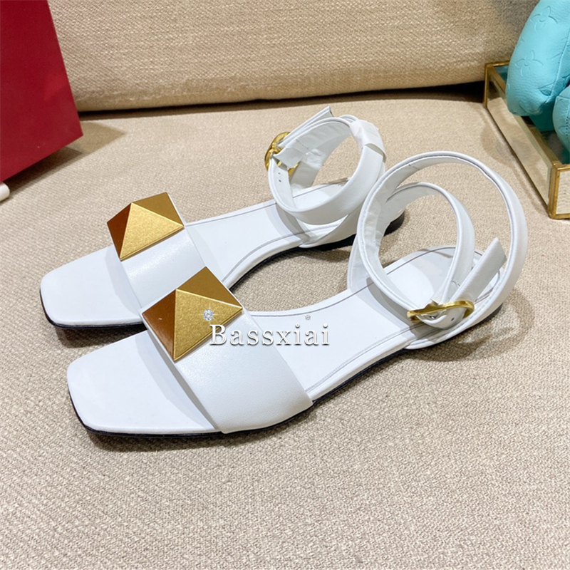 Big Rivet Buckle Decor Sandals - Women'S Shoes Big Feet のレビューと価格