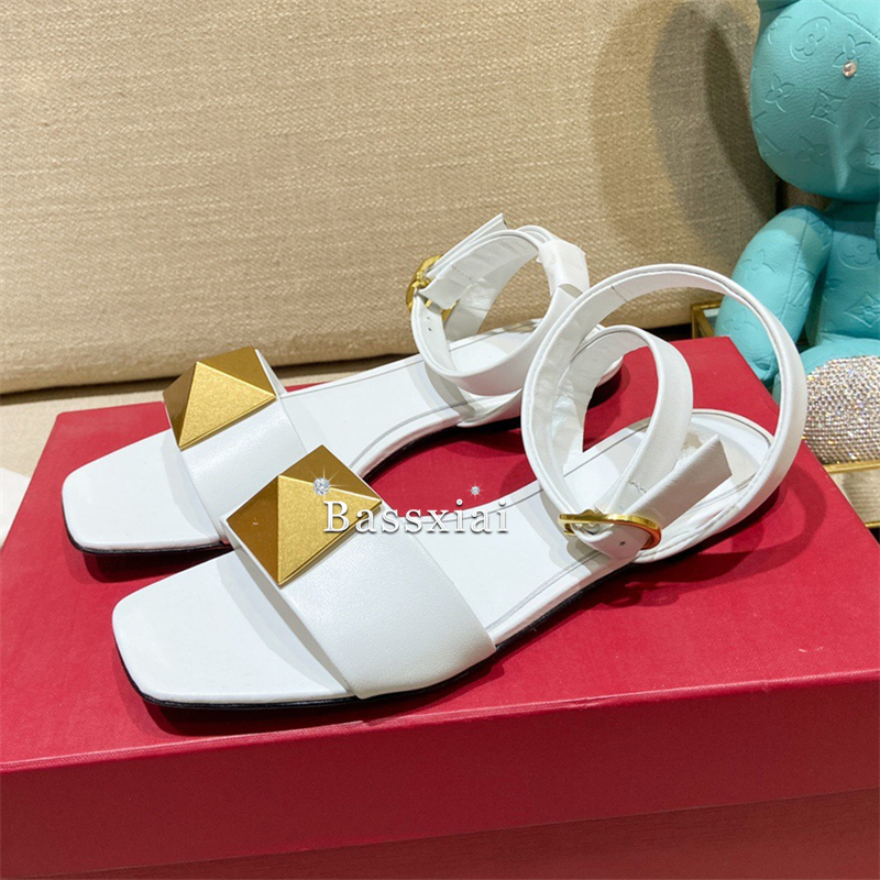 Big Rivet Buckle Decor Sandals - Women'S Shoes Big Feet のレビューと価格
