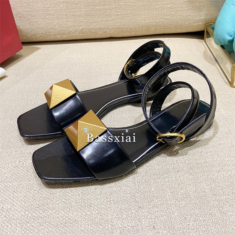 Big Rivet Buckle Decor Sandals - Women'S Shoes Big Feet のレビューと価格