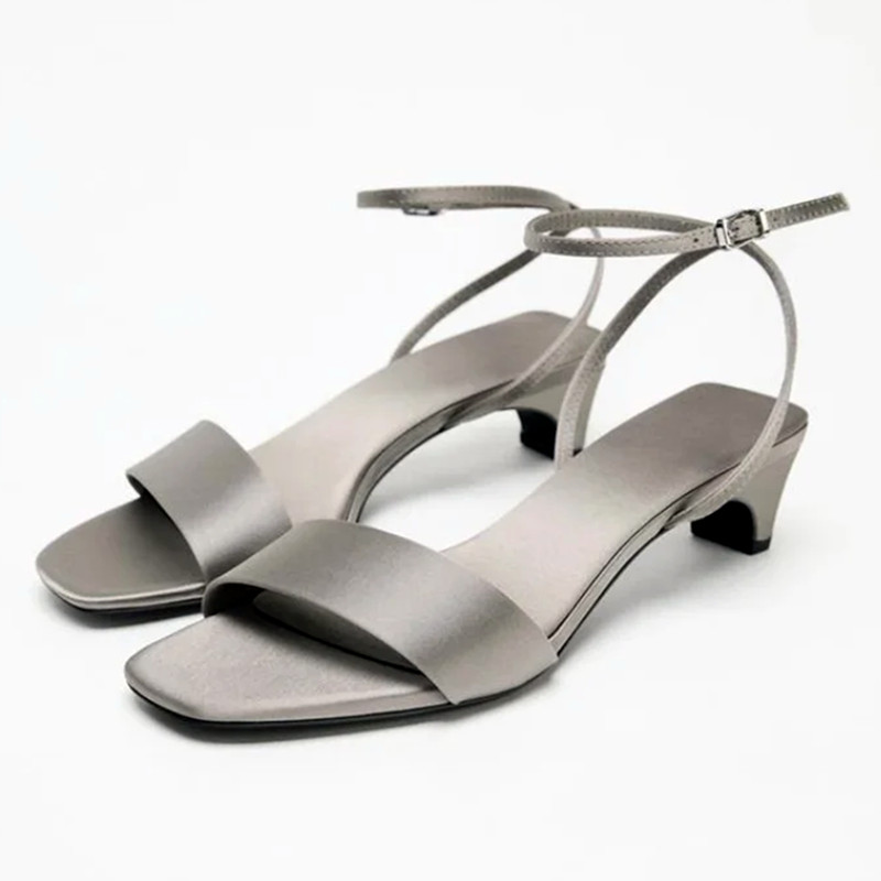 Elegant Square Toe Ankle Strap - Wide Fit Heels のレビューと価格